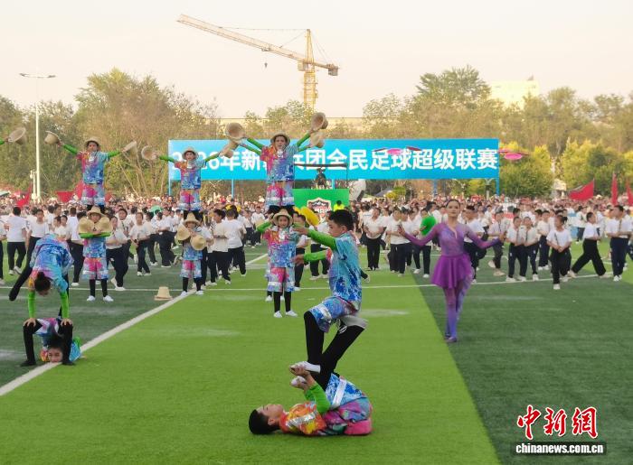 图为开幕式上的杂技表演。戚亚平 摄