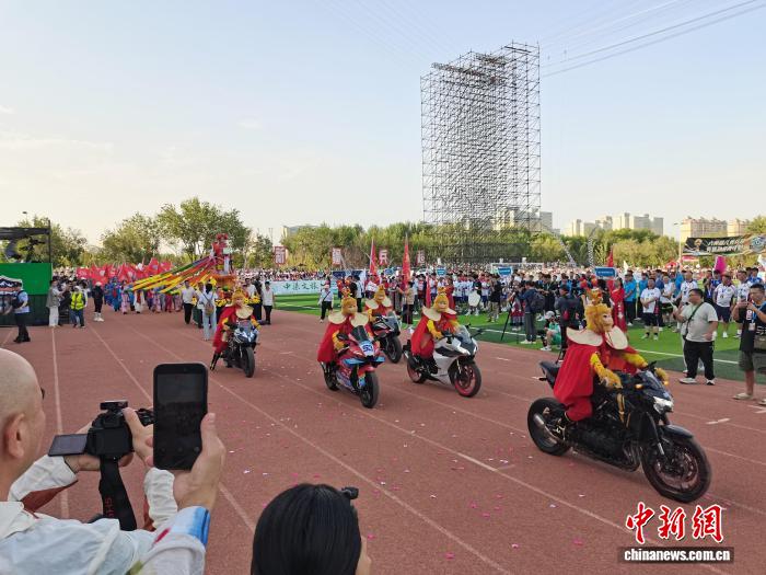 图为开幕式上的特色巡游方阵。戚亚平 摄