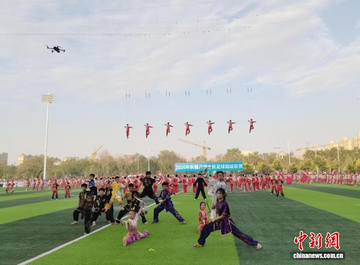 图为开幕式上的武术表演。戚亚平 摄