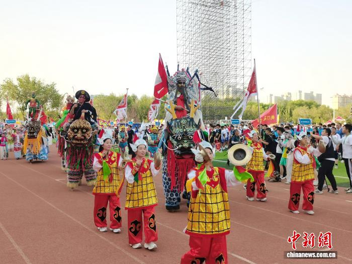 图为来自山西的非遗团队作为巡游方阵亮相开幕式。戚亚平 摄