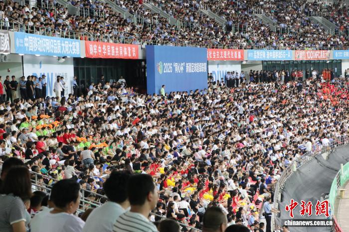 8月9日晚，2026“同心杯”新疆足球超级联赛总决赛在乌鲁木齐奥林匹克体育中心举行，现场座无虚席。苟继鹏 摄