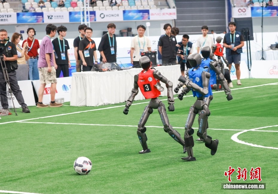 人形机器人运动会足球赛场上演中外对决