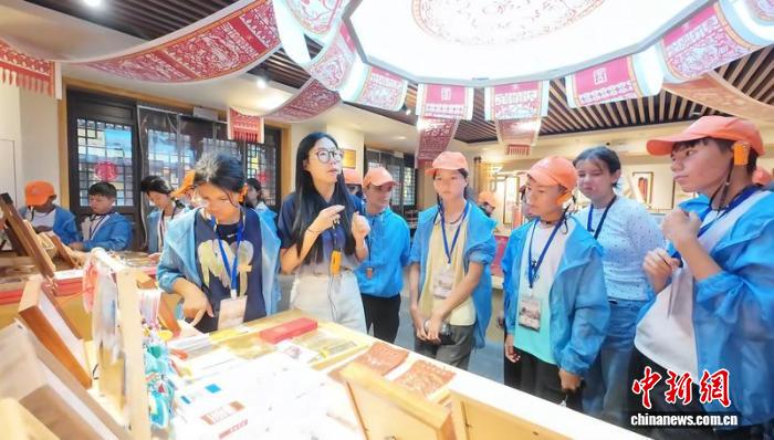这个暑假，喀什地区麦盖提县的140余名学子奔赴北京、山东两地研学。麦盖提县融媒体中心供图