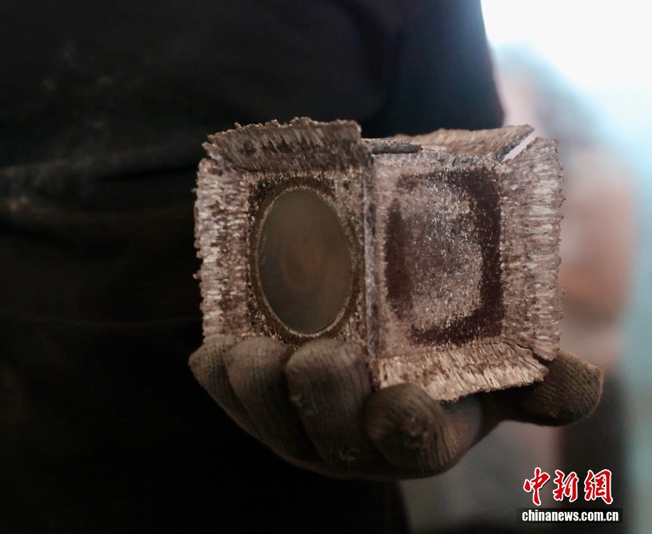 9月1日，在新疆润晶科技有限公司的金刚石生产线上，工人展示刚出炉的金刚石合成棒。据悉，新疆润晶科技有限公司位于新疆哈密，成立于2024年3月，为新疆首家金刚石制造公司，属于国家级战略性新兴产业。2025年3月正式投产运行，项目设计200台套六面顶压机。目前生产各种型号的工业金刚石为主，同时生产饰品级钻石。 中新社记者 易海菲 摄
