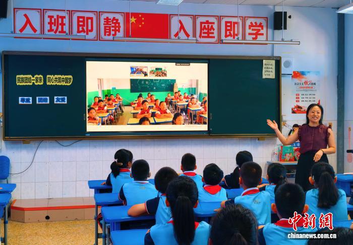 图为山东东营的学生与新疆疏勒的学生云端连线。东营市委统战部供图