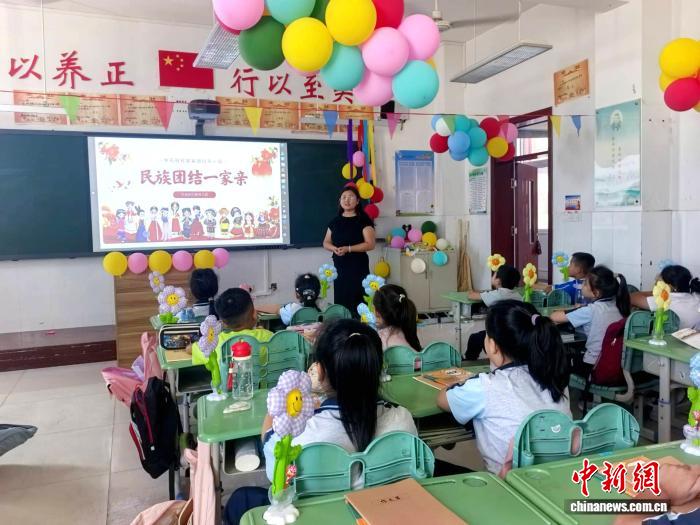 图为东营市的小学开展“民族团结一家亲”主题班会。东营市委统战部供图