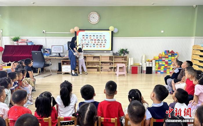 图为东营市的幼儿园开展“民族团结第一课”活动。东营市委统战部供图