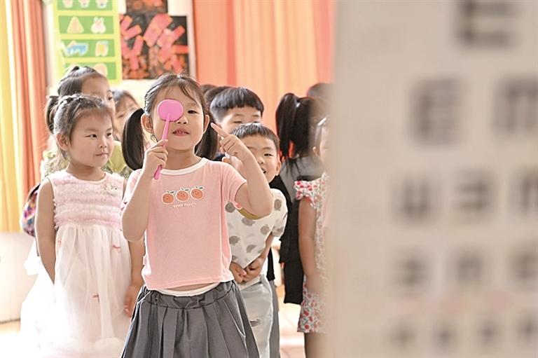 河南沁阳市第一幼教集团白庄村幼儿园的小朋友在进行视力检测。新华社发