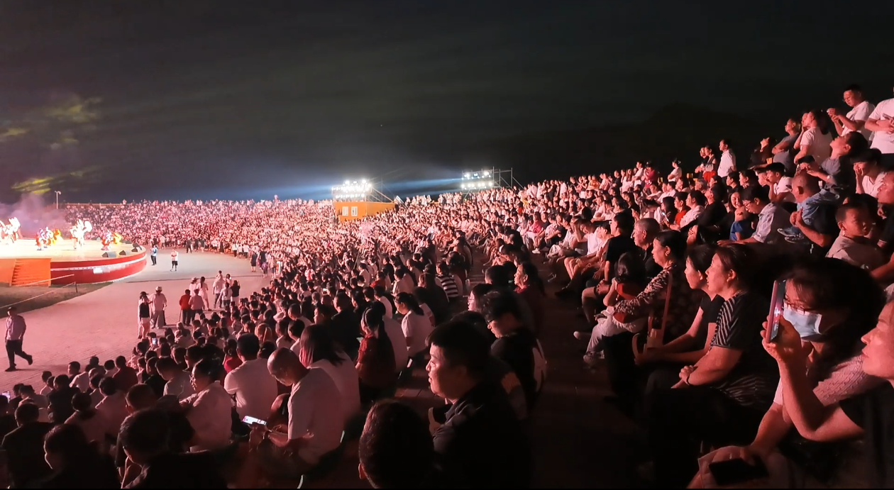 图为安塞腰鼓大舞台演出现场。数十名鼓手同台献艺，以磅礴气势展现国家级非遗安塞腰鼓的独特魅力，是当地推动文旅融合、传承弘扬黄土文化的重要载体。