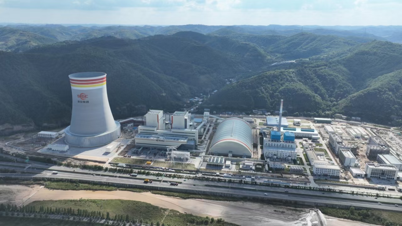 图为位于延安市安塞区的陕西能源延安圣地蓝热电有限公司全景。该项目是安塞区核心清洁热源工程，一期、二期协同运行，全面保障城区集中供热并替代分散燃煤锅炉，为安塞绿色低碳发展与民生供暖提供坚实支撑。