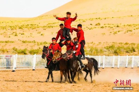 国庆假期期间，甘肃省武威市民勤县武威·苏武沙漠景区，马术展演精彩上演。马爱彬 摄