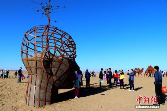 游客在“武威·苏武沙漠景区”观光打卡，领略独特的沙漠文旅景致。马爱彬 摄