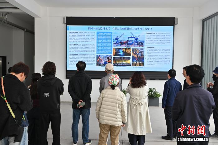 海外华媒探访湖北宜都感受“电化长江”造船新动能