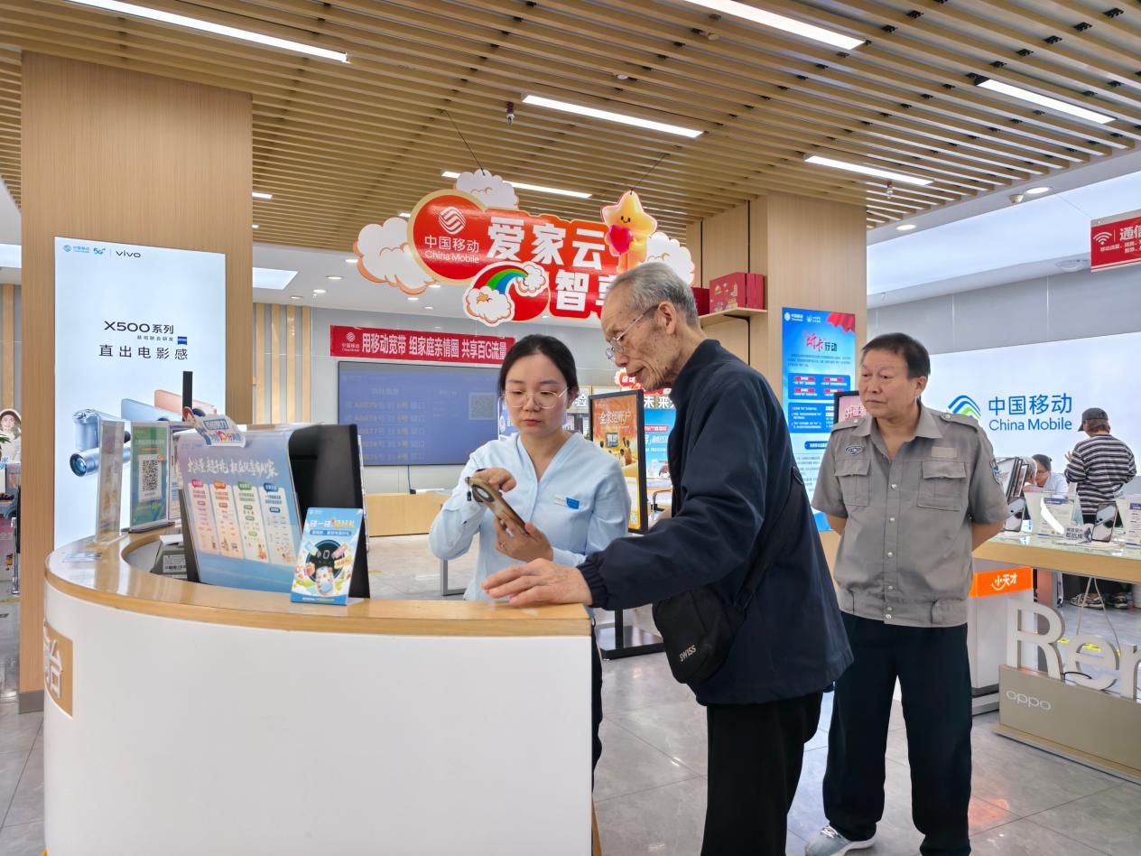 灞桥纺正街营业厅营业员韩瑞耐心指导老年客户操作手机
