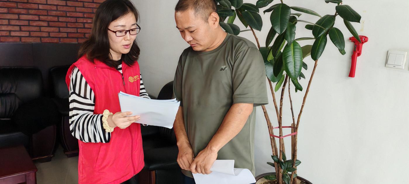 阎良网络服务志愿者走进怡园小区向群众科普通信基站知识