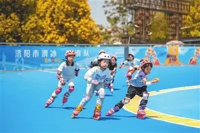在北京第二实验小学洛阳分校，孩子们穿戴上护具、脚踩轮滑鞋，不出校门享专业指导。洛阳市教育局供图